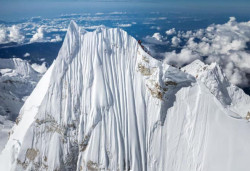 Amidst weather worries, new Manaslu avalanche scares off climbers  